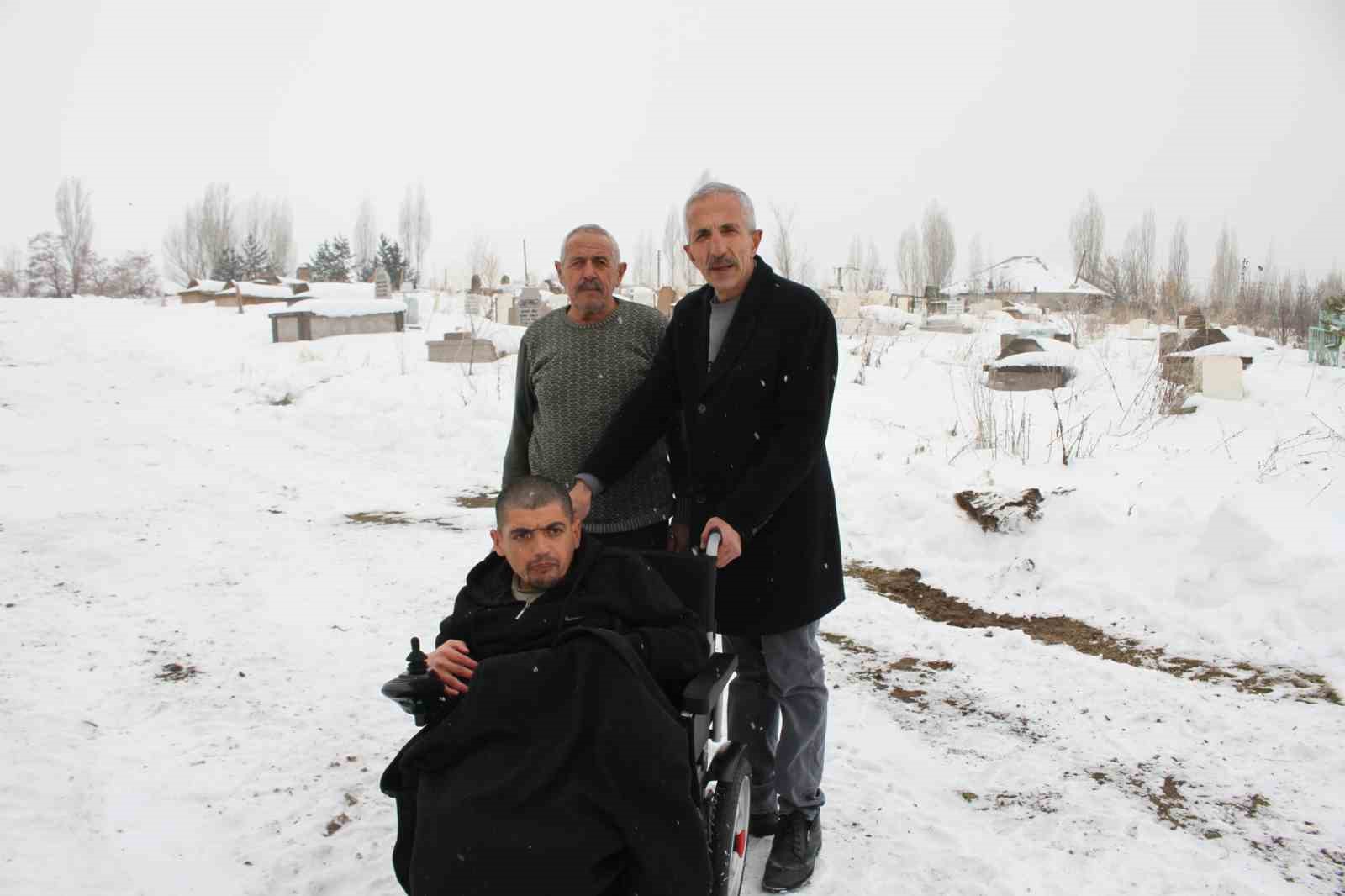 Annesinin mezarına gidebilmek için talep ettiği sandalyeye kavuştu
