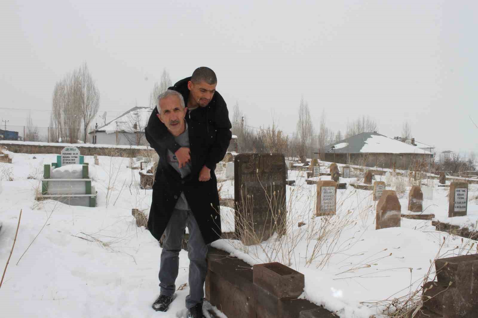 Annesinin mezarına gidebilmek için talep ettiği sandalyeye kavuştu
