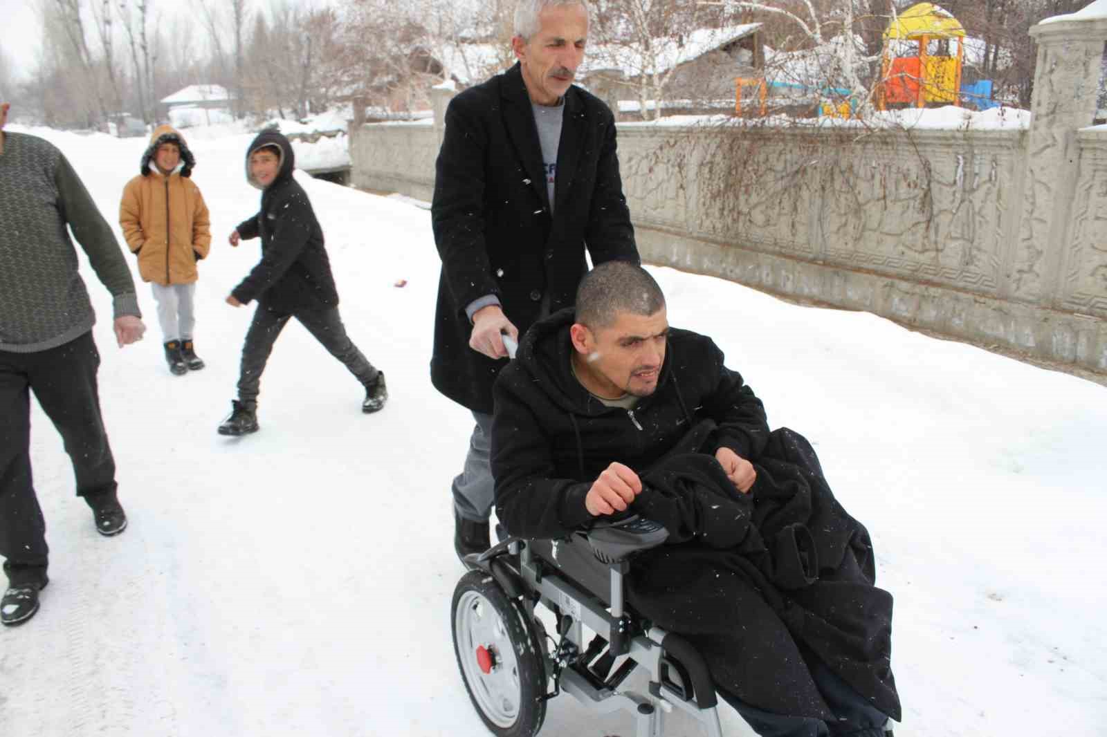 Annesinin mezarına gidebilmek için talep ettiği sandalyeye kavuştu
