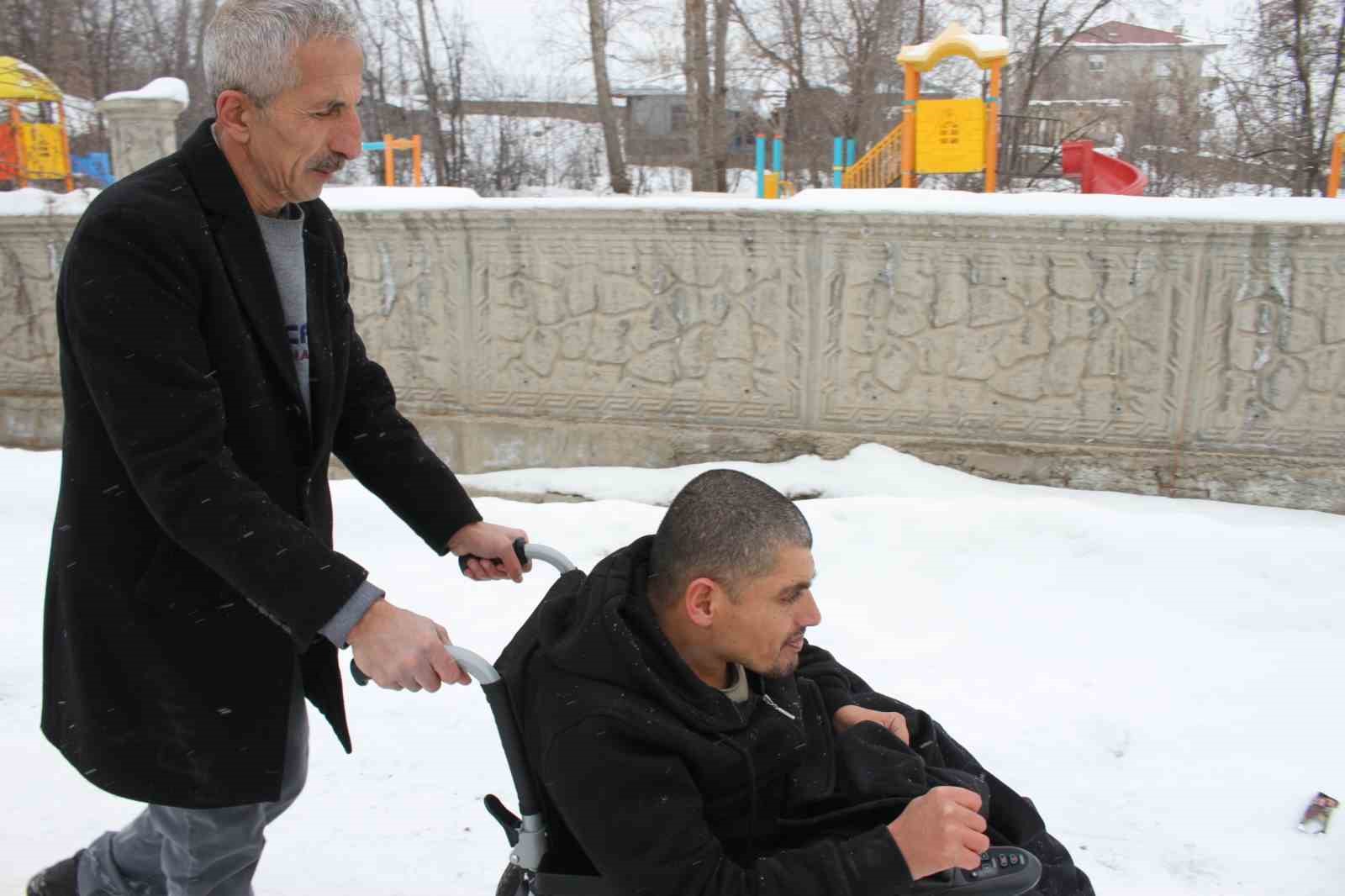 Annesinin mezarına gidebilmek için talep ettiği sandalyeye kavuştu
