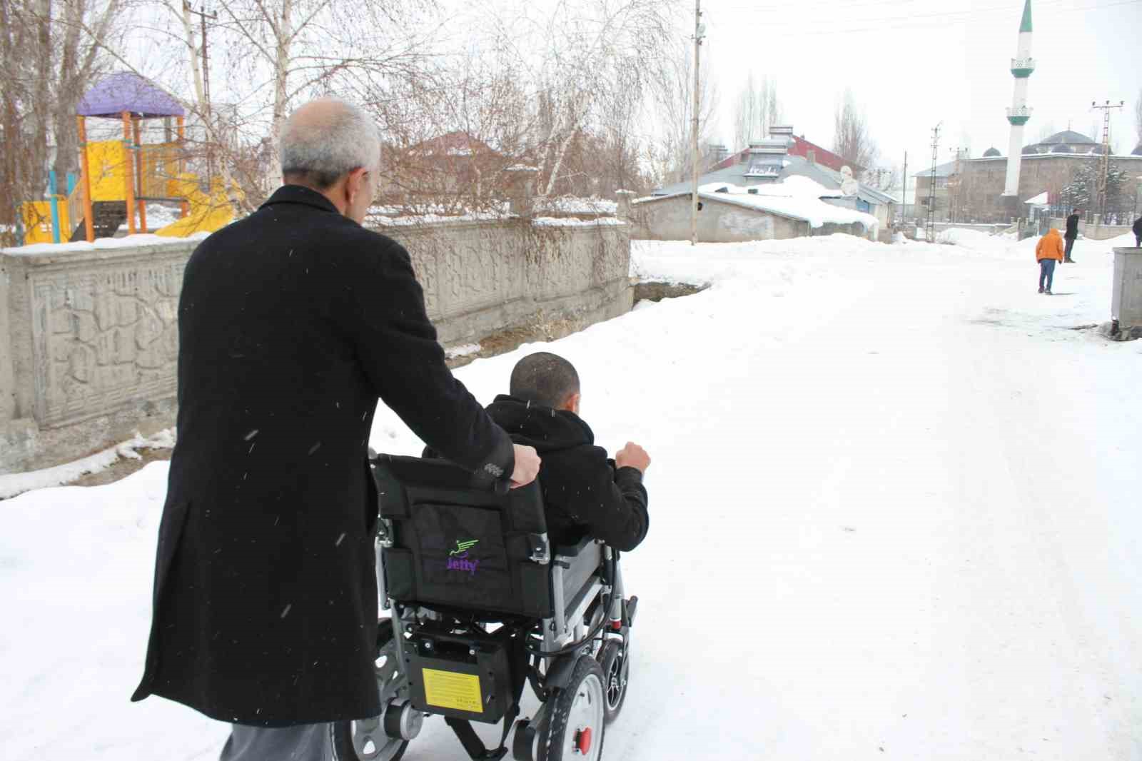 Annesinin mezarına gidebilmek için talep ettiği sandalyeye kavuştu
