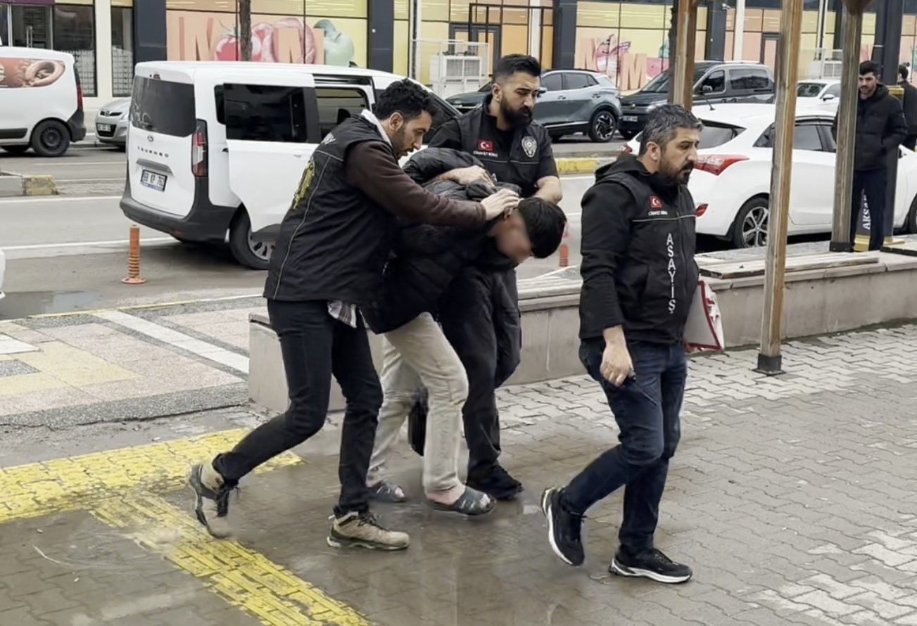 Annesinin sevgilisini bıçaklayan genç ve polise tokat atan annesi adliyede
