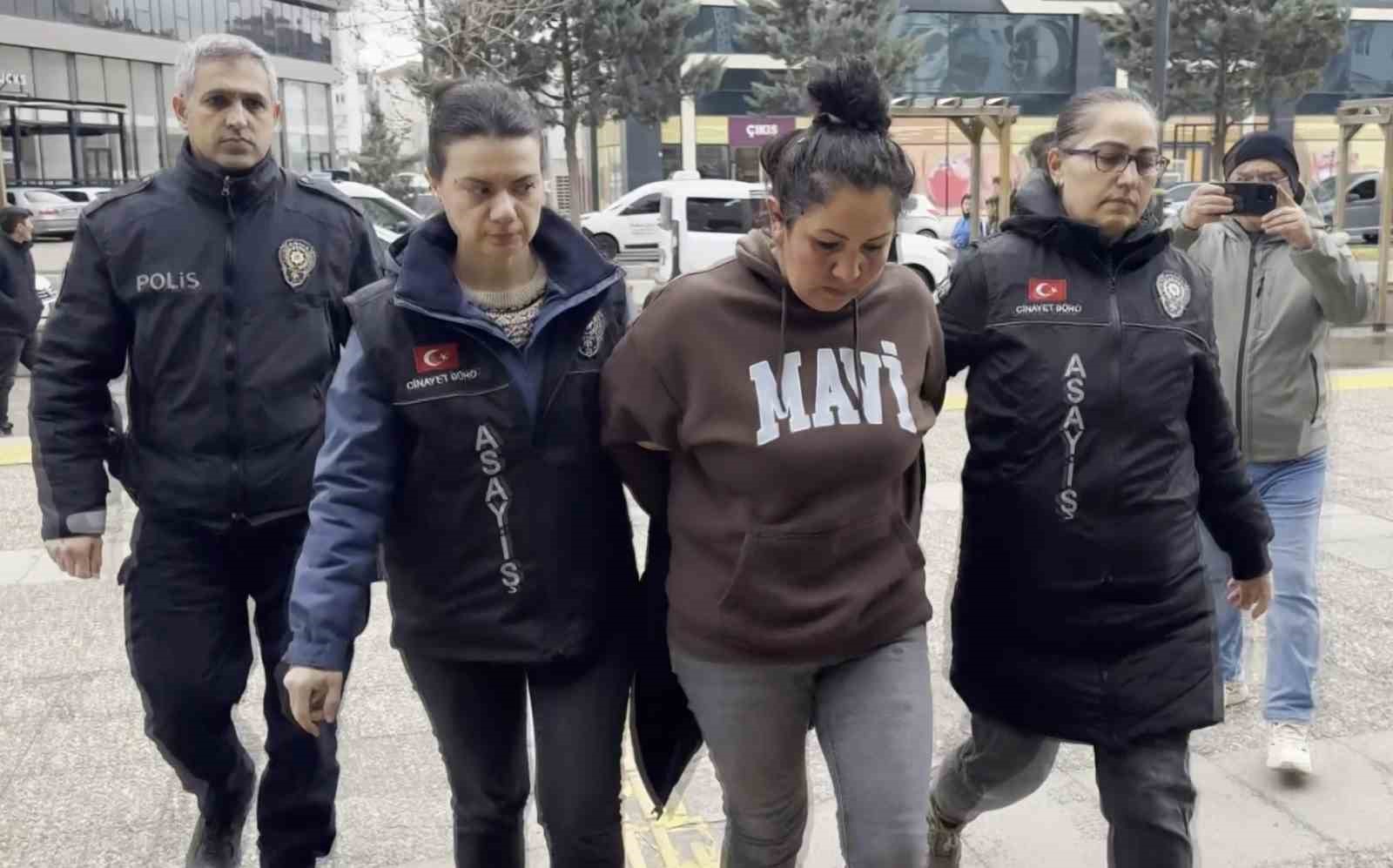Annesinin sevgilisini bıçaklayan genç ve polise tokat atan annesi tutuklandı
Annesinin sevgilisini bıçaklayan genç ve polise tokat atan annesi tutuklandı