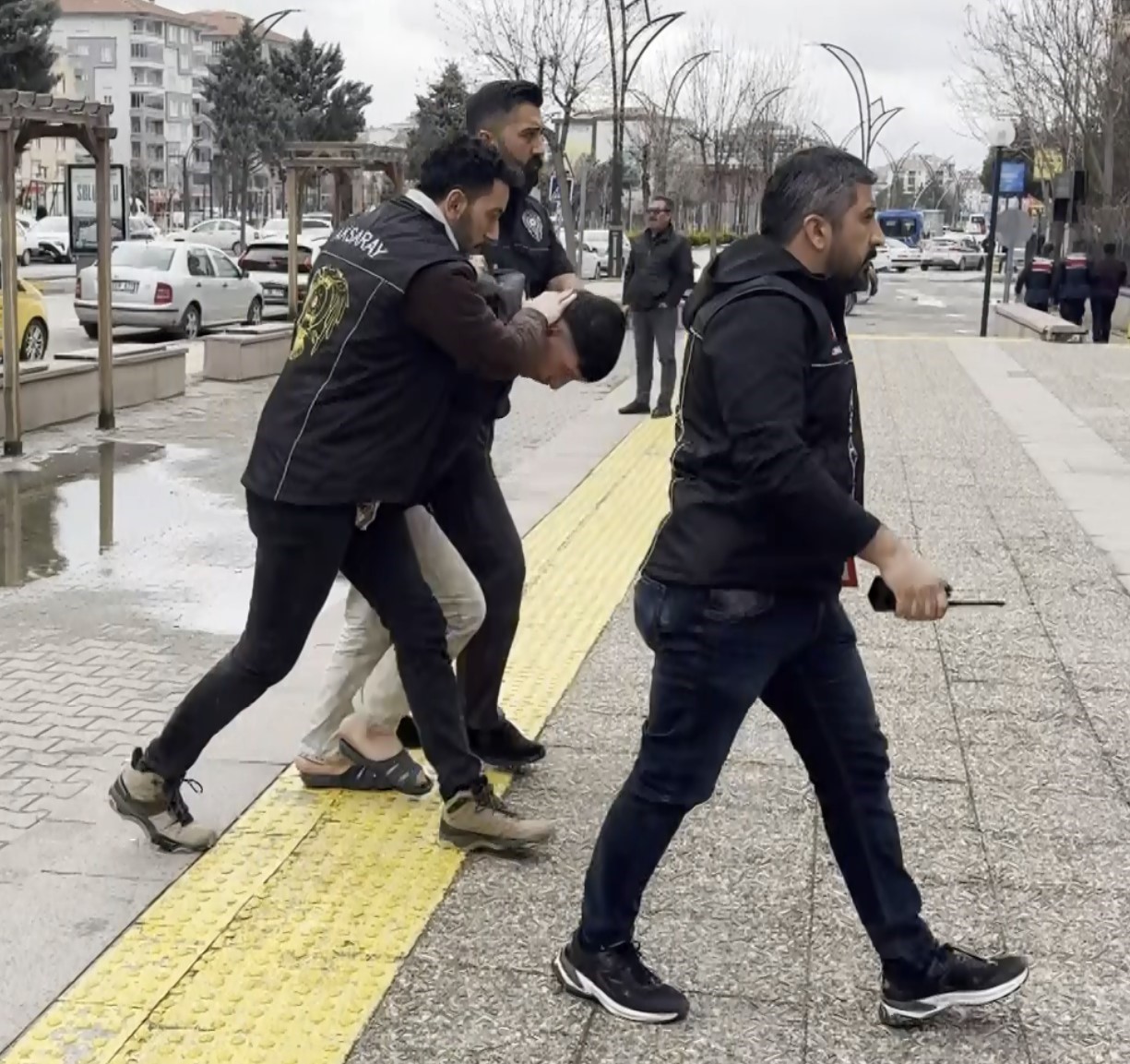 Annesinin sevgilisini bıçaklayan genç ve polise tokat atan annesi tutuklandı
Annesinin sevgilisini bıçaklayan genç ve polise tokat atan annesi tutuklandı