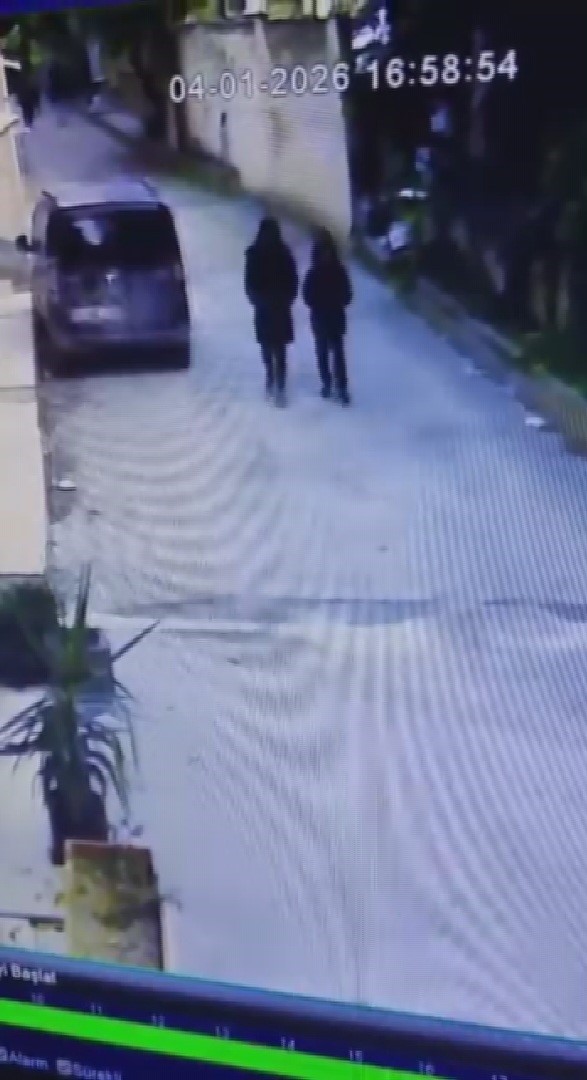 Annesinin yanındayken duvarın üzerindeki telefonu çaldı
Annesinin yanındayken duvarın üzerindeki telefonu çaldı