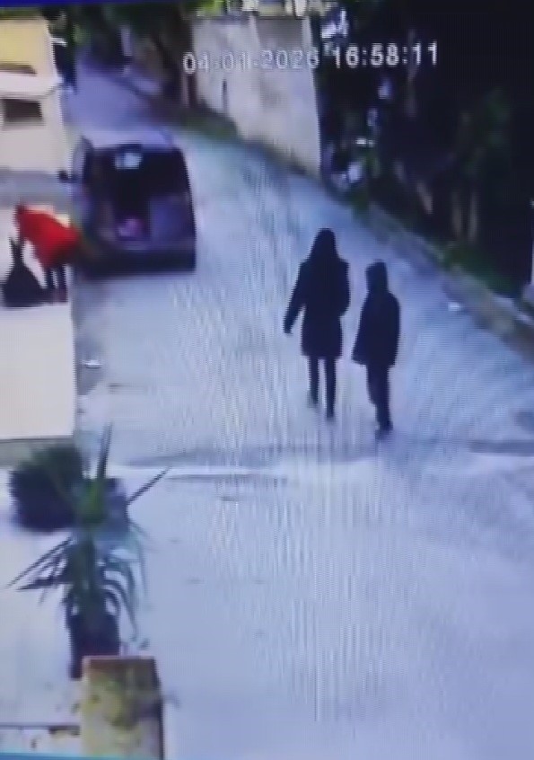 Annesinin yanındayken duvarın üzerindeki telefonu çaldı
Annesinin yanındayken duvarın üzerindeki telefonu çaldı