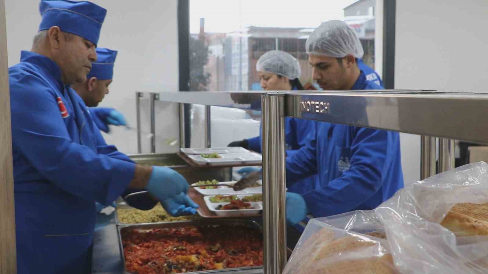 Antakya Belediyesi, Ramazan ayı boyunca her gün bin kişiye iftar veriyor
