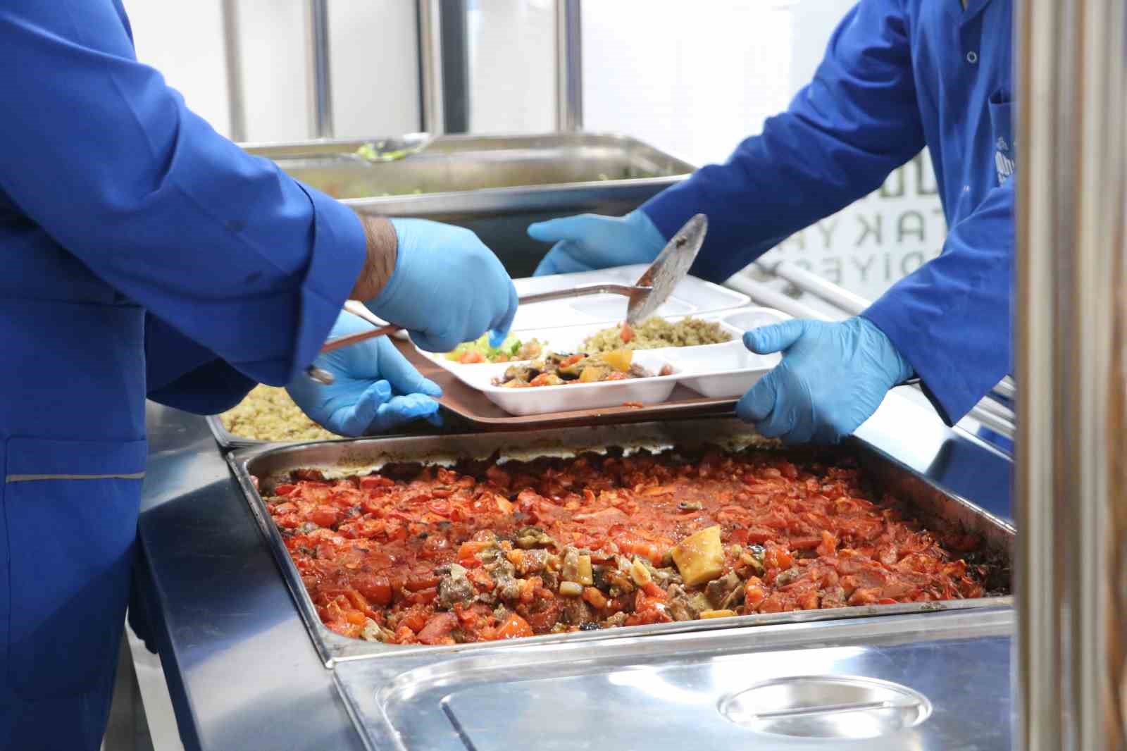 Antakya Belediyesi, Ramazan ayı boyunca her gün bin kişiye iftar veriyor
