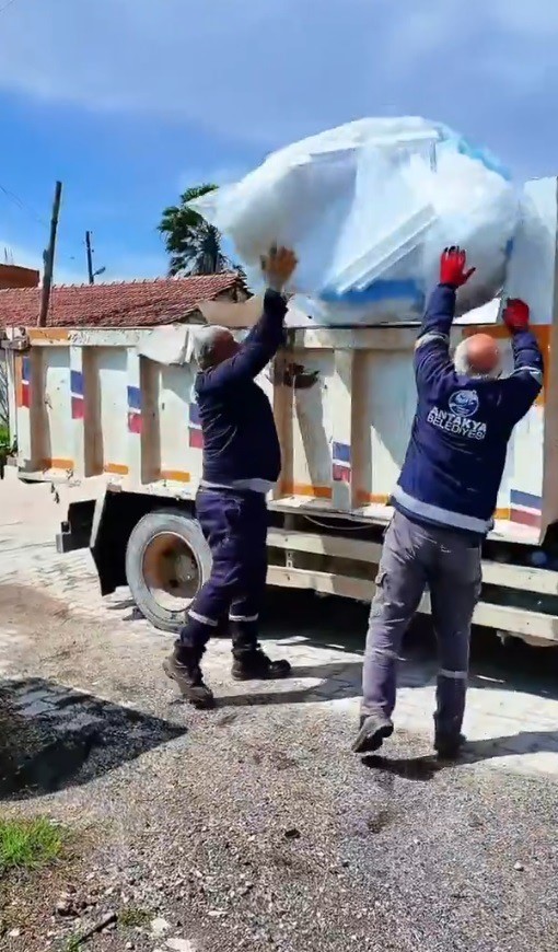 Antakya Belediyesi, Suvatlı Mahallesi’nde temizlik çalışmalarını sürdürüyor
