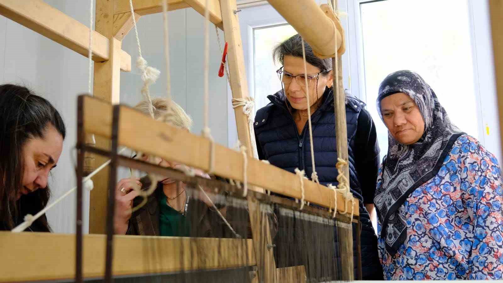 Antakya Belediyesi’nin açtığı ipek el dokumacılığı kursu ilgi görüyor
