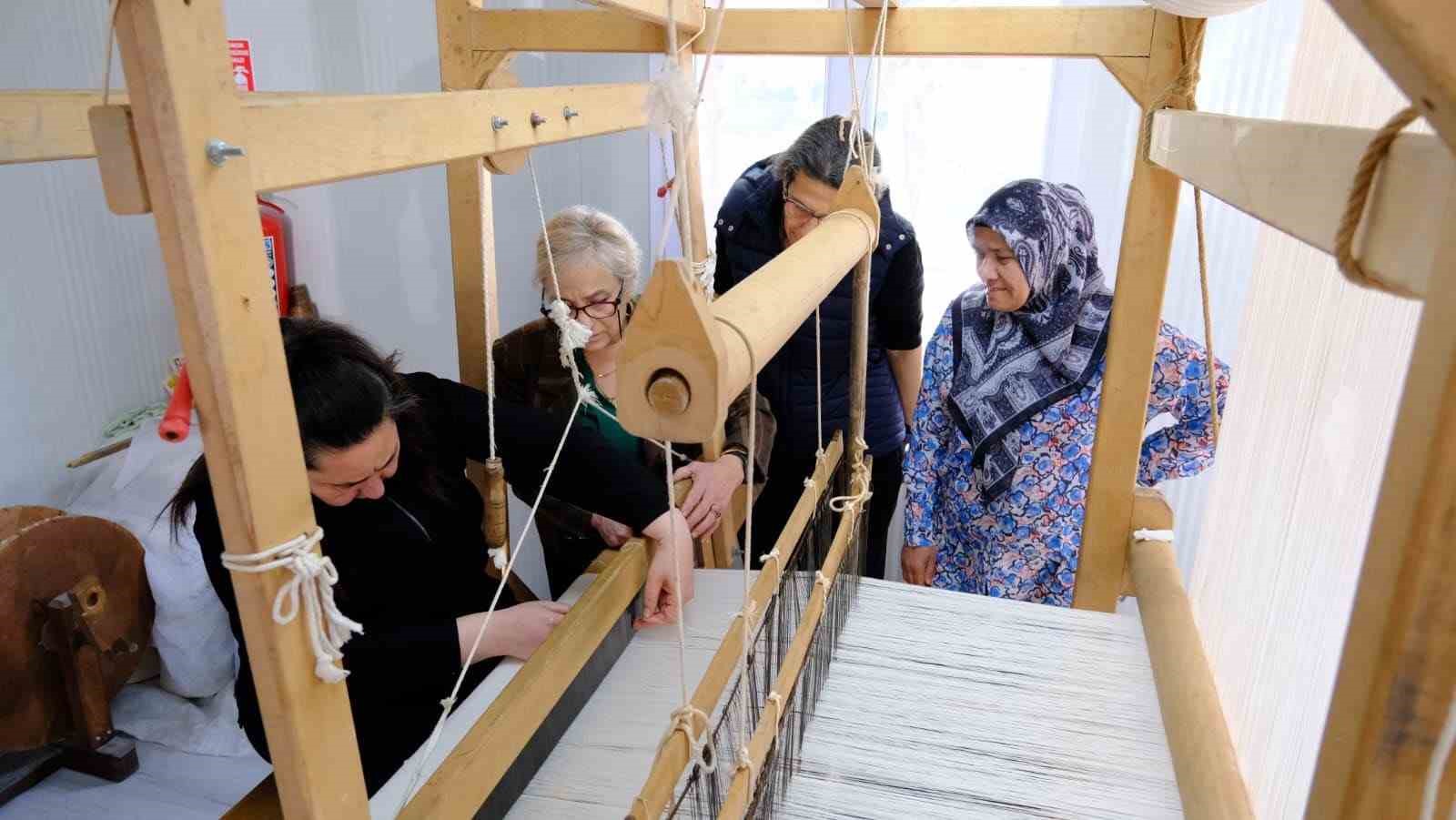 Antakya Belediyesi’nin açtığı ipek el dokumacılığı kursu ilgi görüyor
