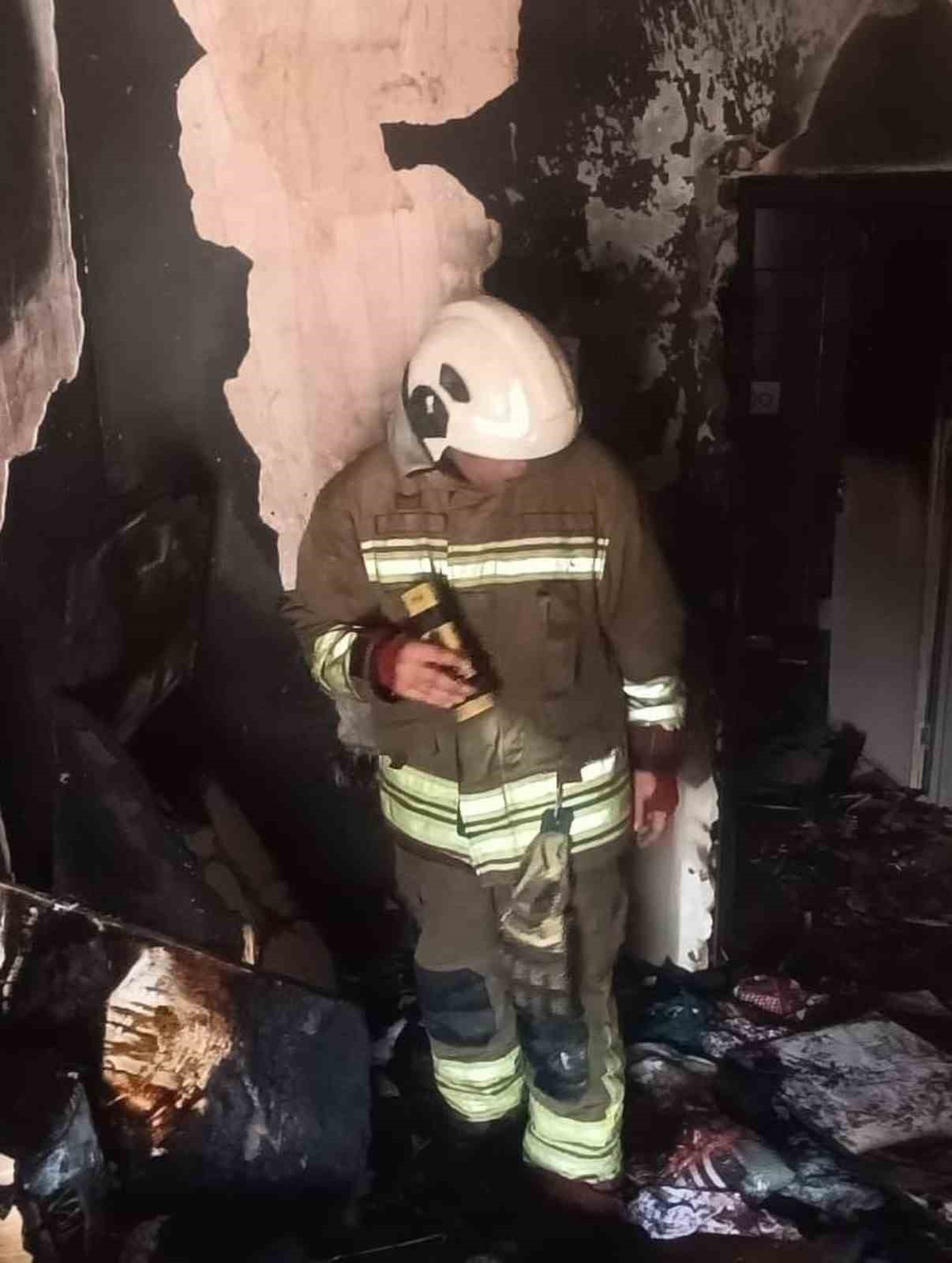 Antakya’da alevlere teslim olan ev kullanılmaz hale geldi
