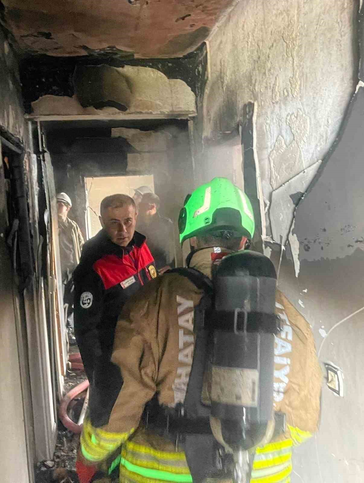 Antakya’da alevlere teslim olan ev kullanılmaz hale geldi
