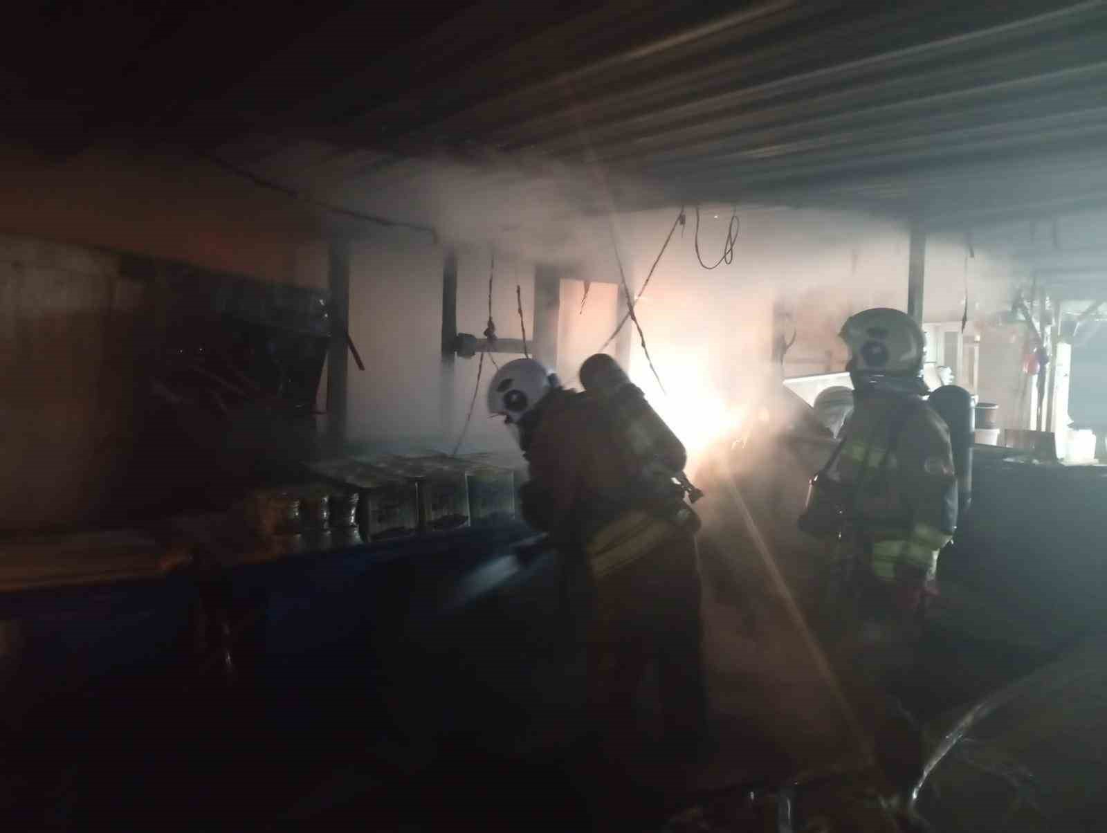 Antakya’da iş yeri alevlere teslim oldu
