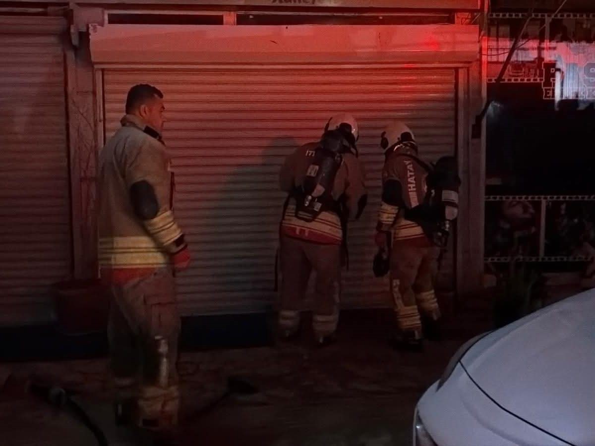 Antakya’da iş yeri alevlere teslim oldu
