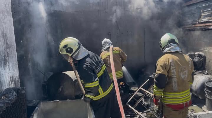 Antakya’da iş yeri alevlere teslim oldu
