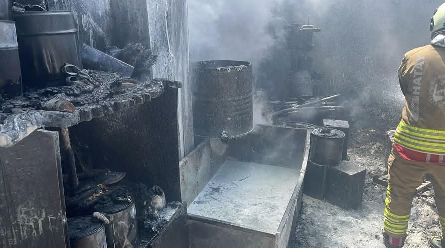 Antakya’da iş yeri alevlere teslim oldu
