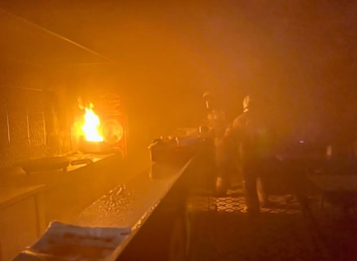 Antakya’da kızartma makinesinden çıkan yangında dönercide alevler yükseldi
