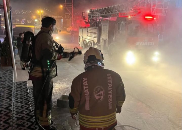 Antakya’da kızartma makinesinden çıkan yangında dönercide alevler yükseldi
