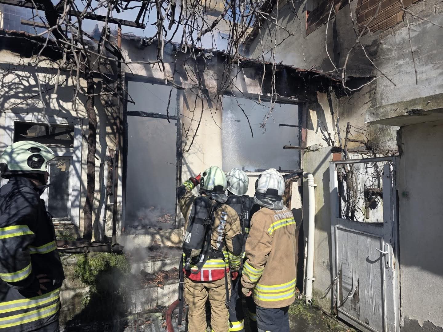 Antakya’da metruk bina yangını
