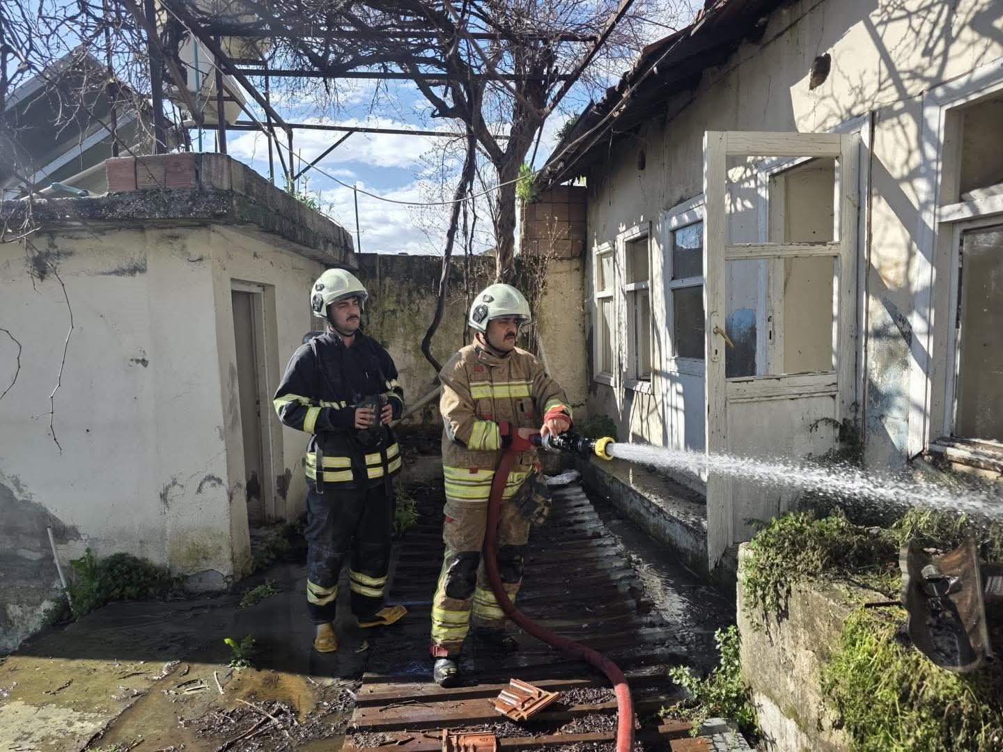 Antakya’da metruk bina yangını
