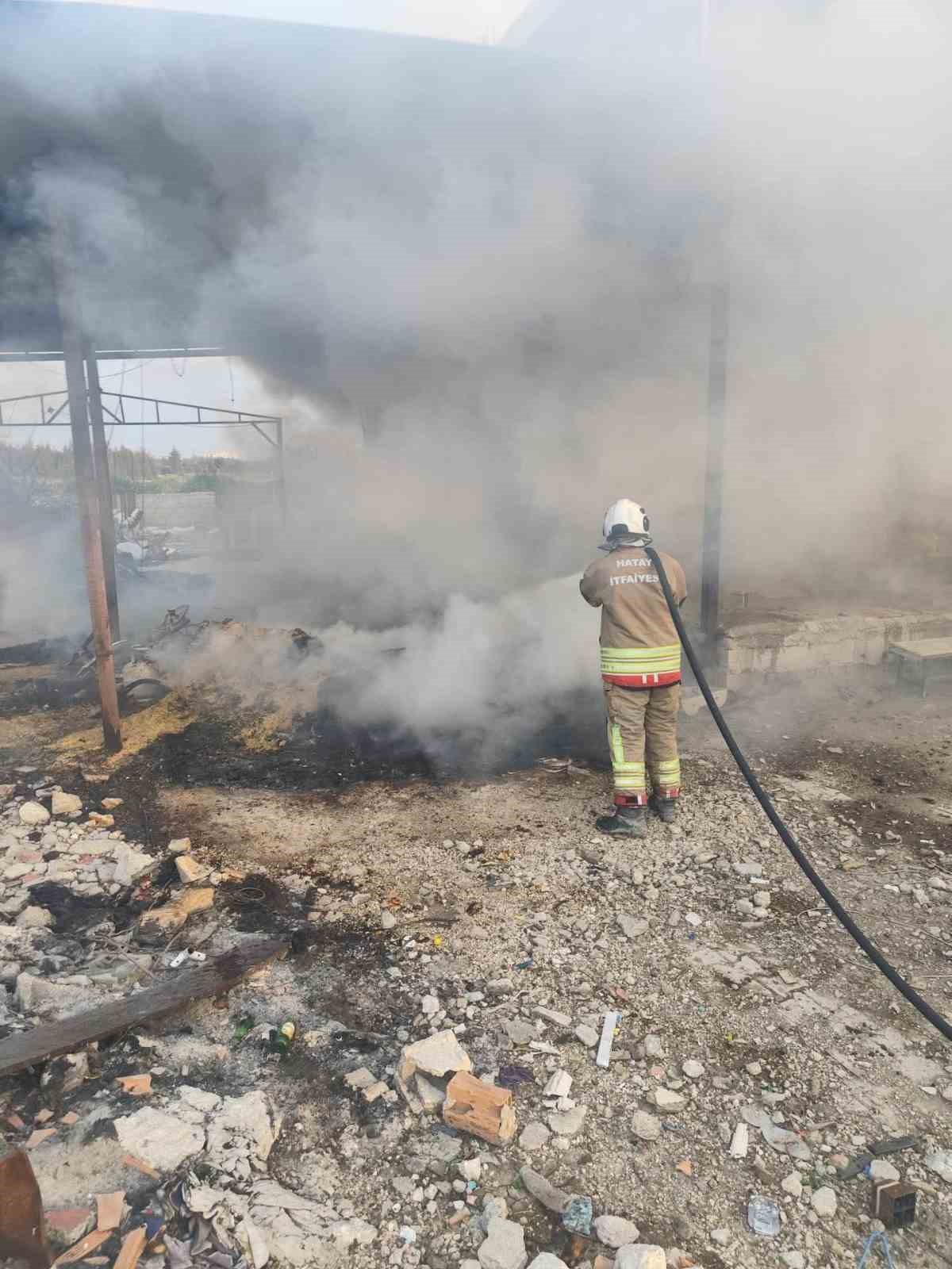 Antakya’da odunlukta çıkan yangın eve sıçramadan söndürüldü

