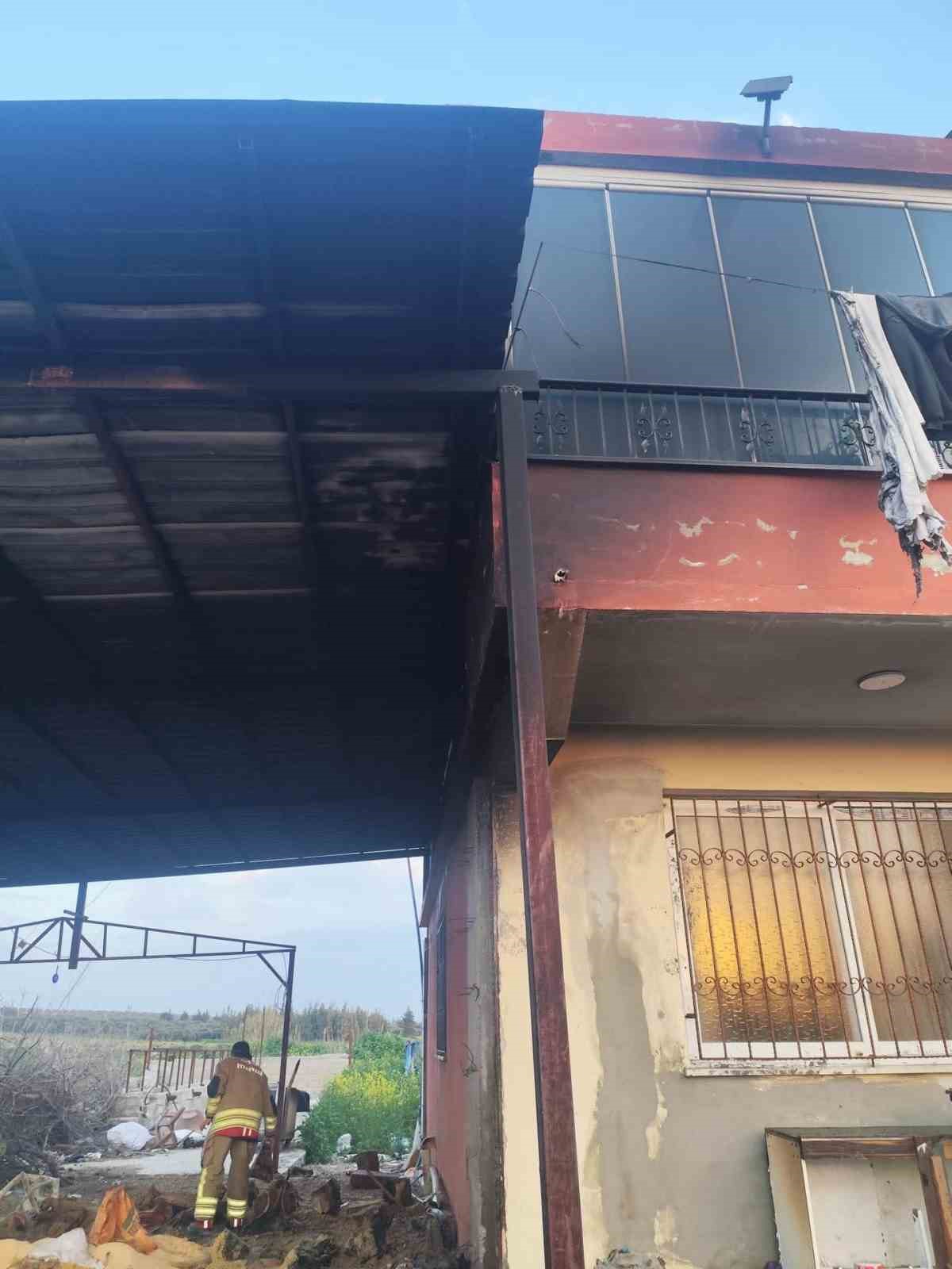 Antakya’da odunlukta çıkan yangın eve sıçramadan söndürüldü
