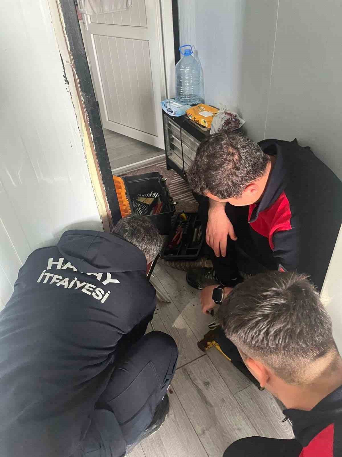 Antakya’da profil demirine sıkışan kuş kurtarıldı
