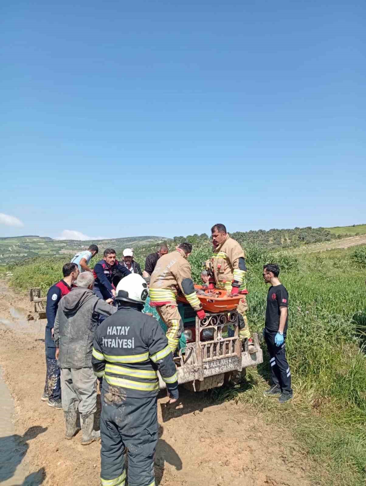 Antakya’da traktörün altında kalan kadın yaralandı
