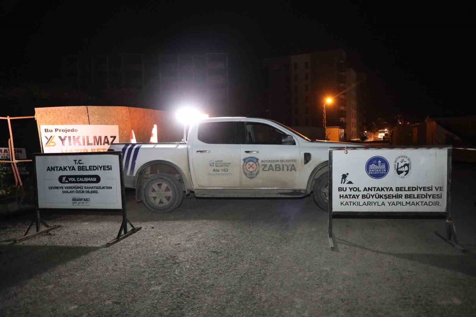 Antakya’da yol bakım ve onarım çalışmaları sürüyor
Antakya’da yol bakım ve onarım çalışmaları sürüyor