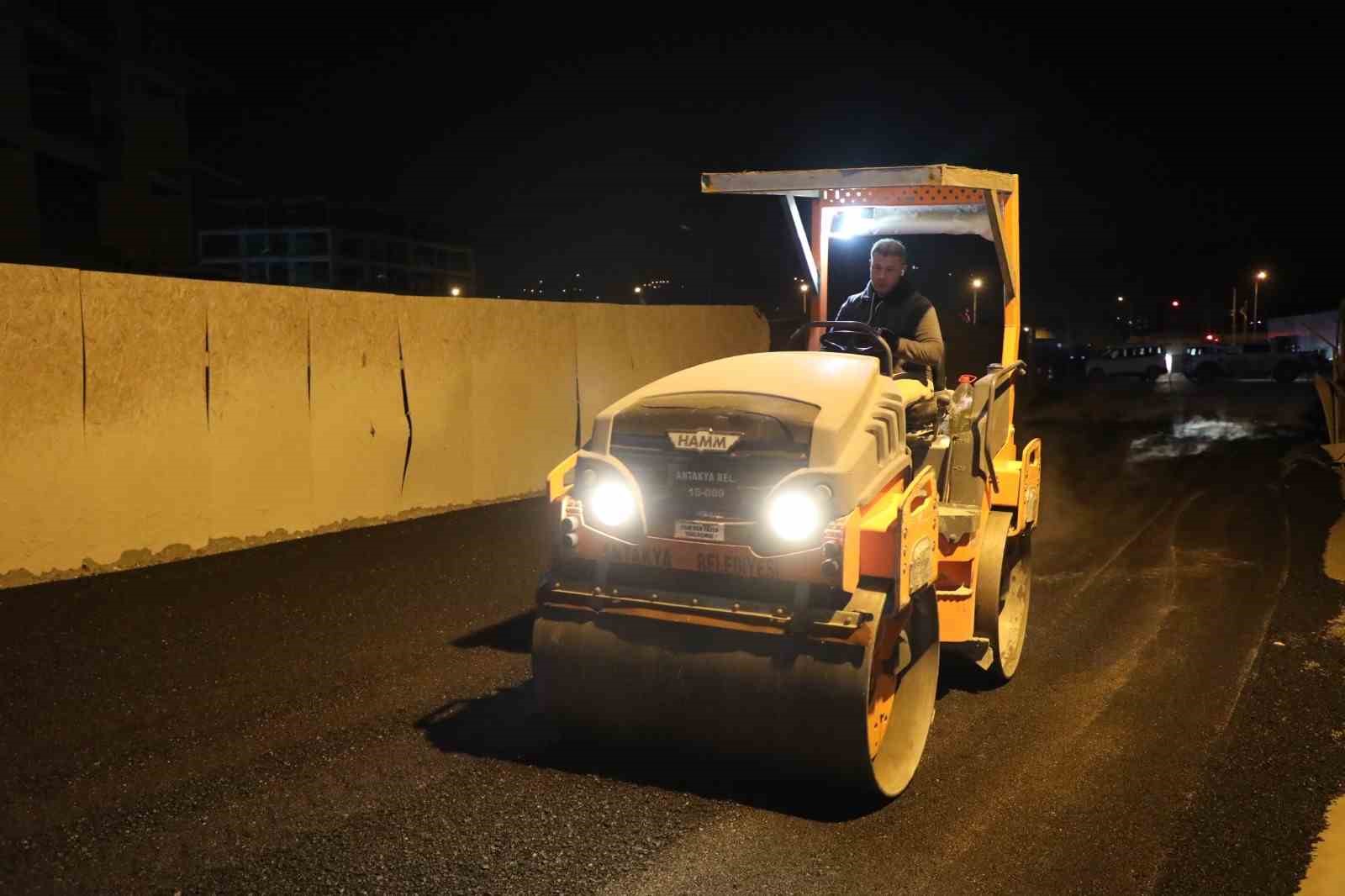Antakya’da yol bakım ve onarım çalışmaları sürüyor
Antakya’da yol bakım ve onarım çalışmaları sürüyor