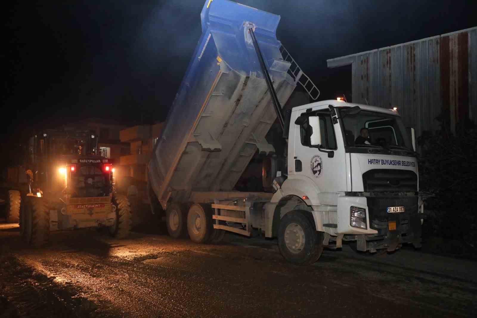 Antakya’da yol bakım ve onarım çalışmaları sürüyor
Antakya’da yol bakım ve onarım çalışmaları sürüyor