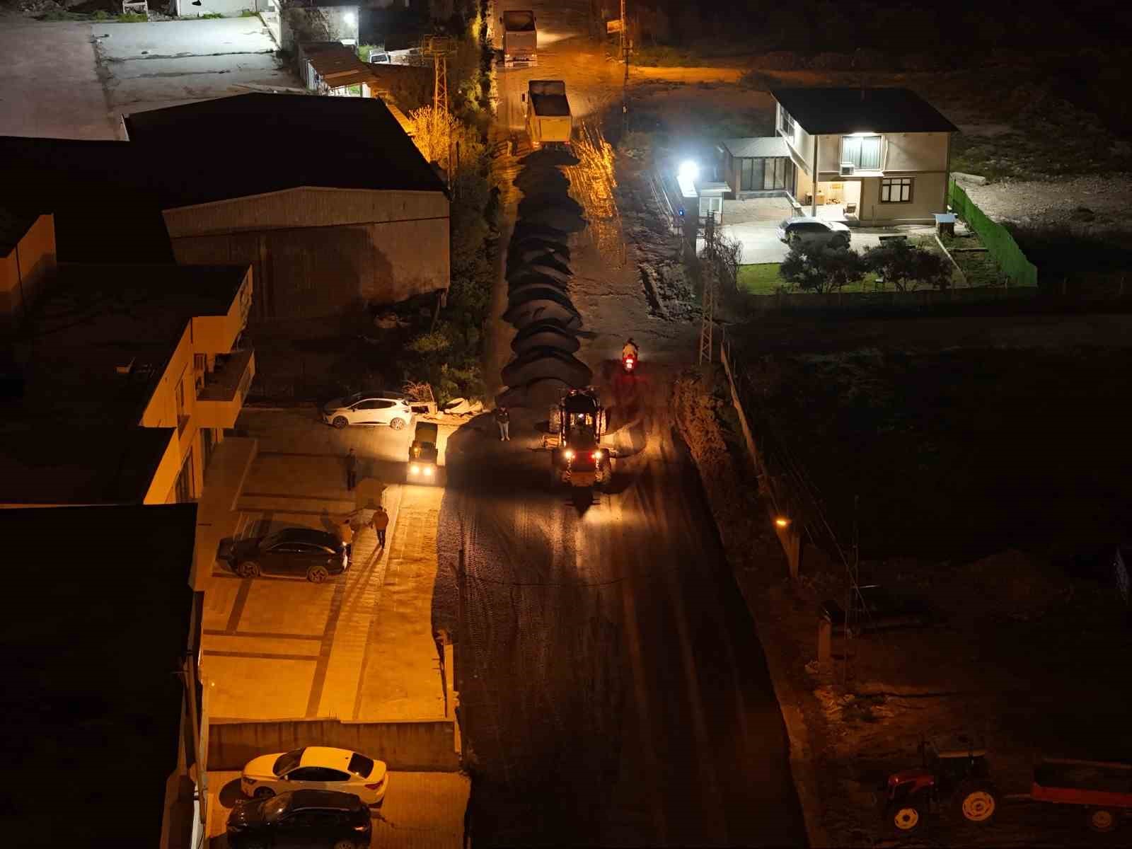 Antakya’da yol bakım ve onarım çalışmaları sürüyor
Antakya’da yol bakım ve onarım çalışmaları sürüyor