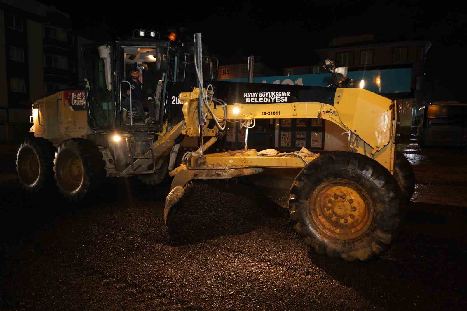 Antakya’da yol bakım ve onarım çalışmaları sürüyor
Antakya’da yol bakım ve onarım çalışmaları sürüyor