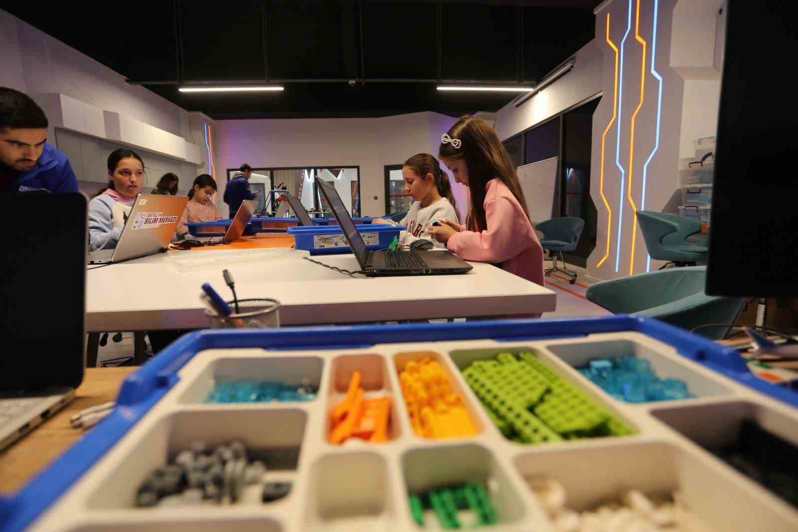 Antalya Bilim Merkezi’nde sömestir tatilinde üretim odaklı bilim kampları yapıldı
