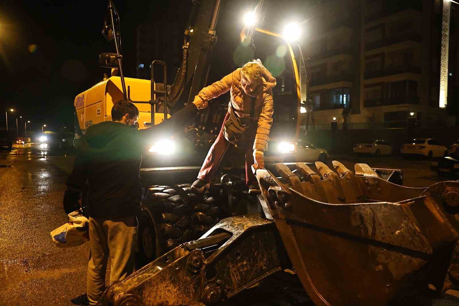 Antalya Büyükşehir Belediyesi 714 personelle hortum ve fırtınaya müdahale etti
