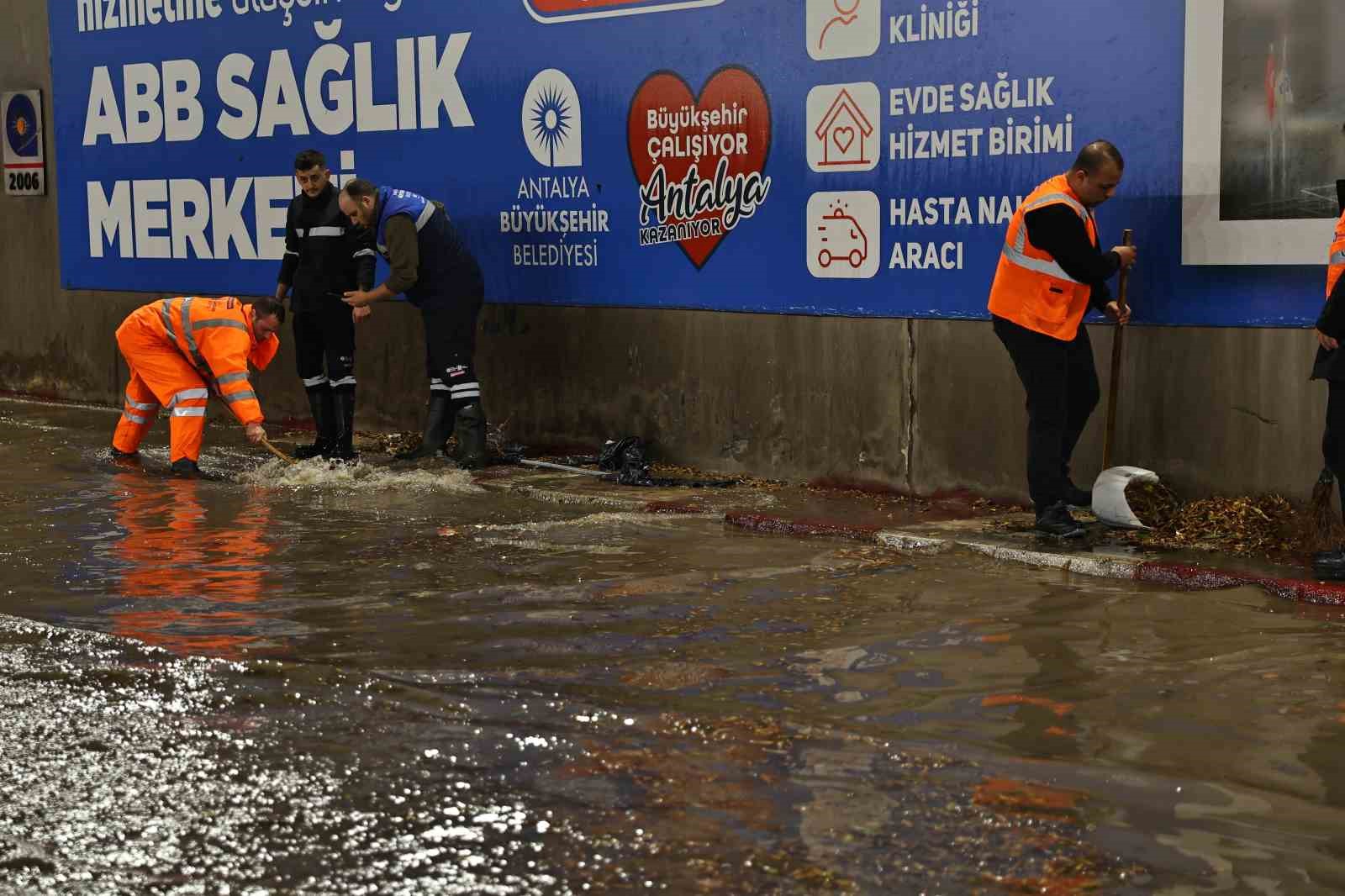 Antalya Büyükşehir Belediyesi 714 personelle hortum ve fırtınaya müdahale etti
