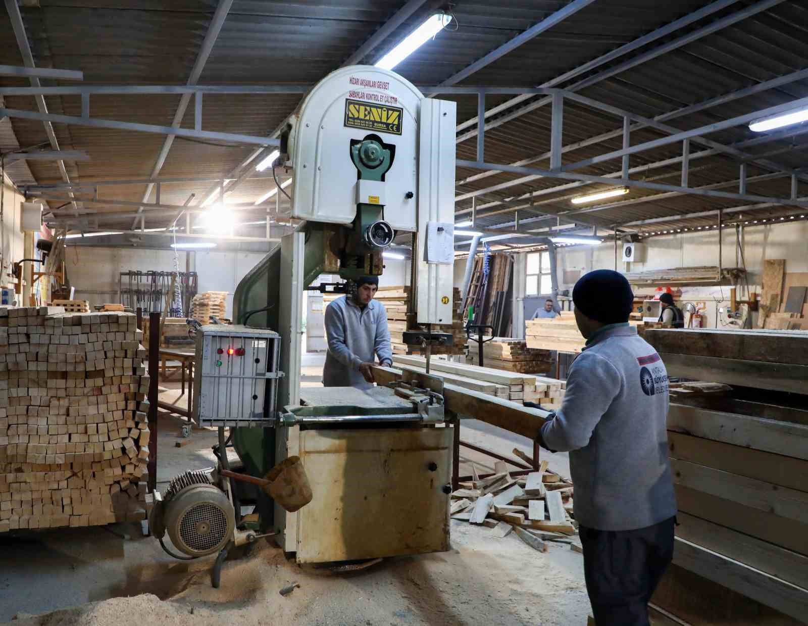 Antalya Büyükşehir Belediyesi kent mobilyalarını kendi atölyelerinde üretiyor
