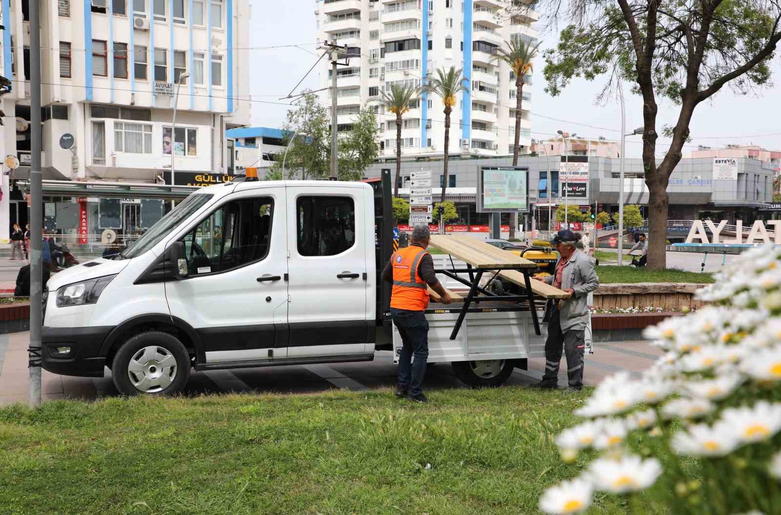 Antalya Büyükşehir Belediyesi kent mobilyalarını kendi atölyelerinde üretiyor

