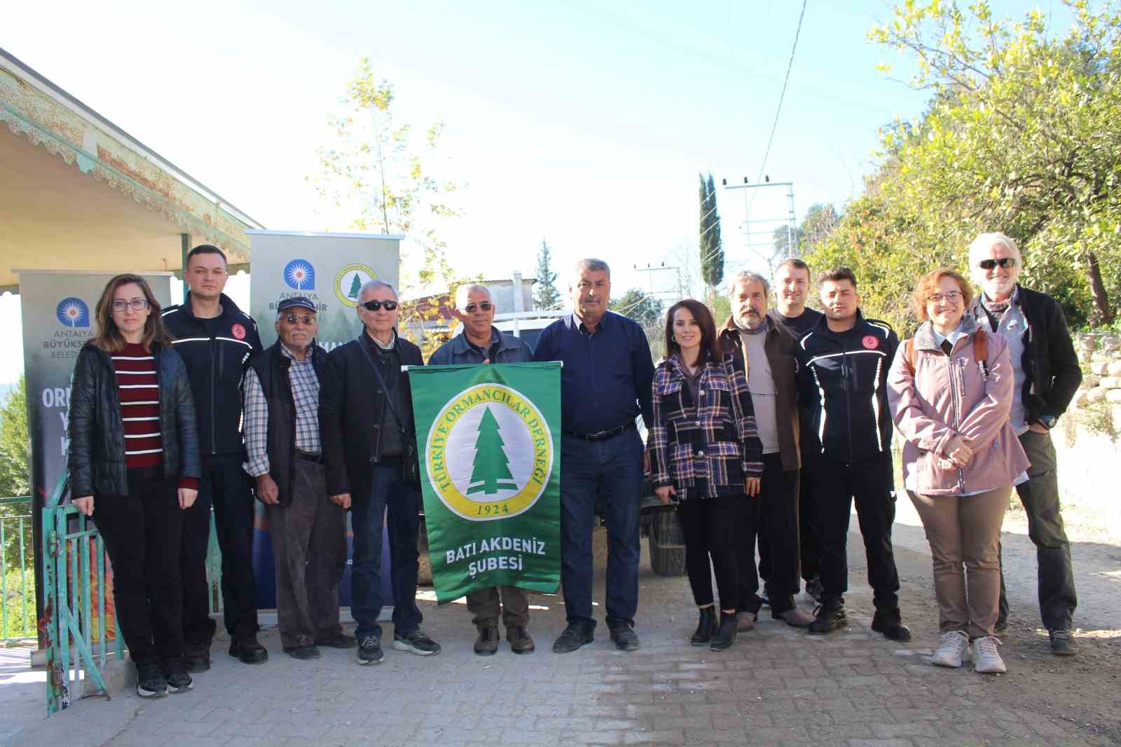 Antalya Büyükşehir Belediyesi orman yangınlarıyla mücadelesini sürdürüyor
Antalya Büyükşehir Belediyesi orman yangınlarıyla mücadelesini sürdürüyor