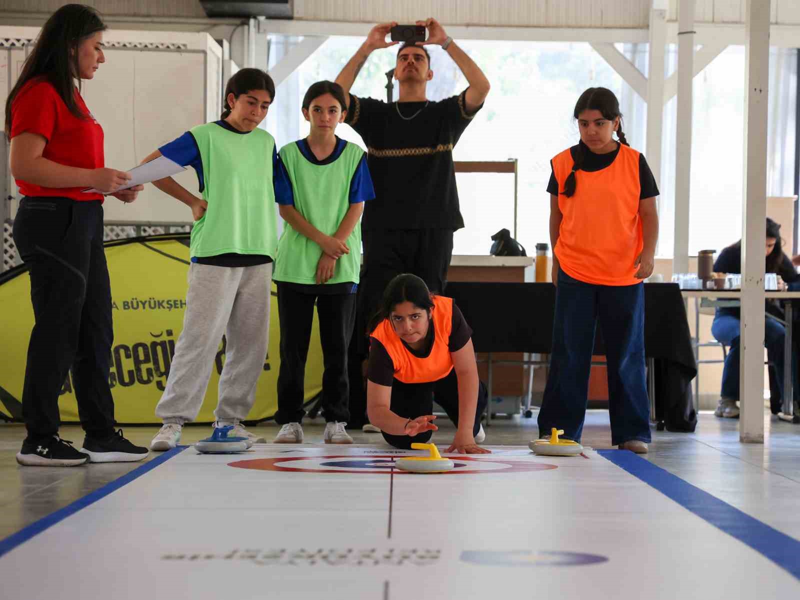 Antalya Büyükşehir Belediyesi’nden kız çocuklarına spor desteği
