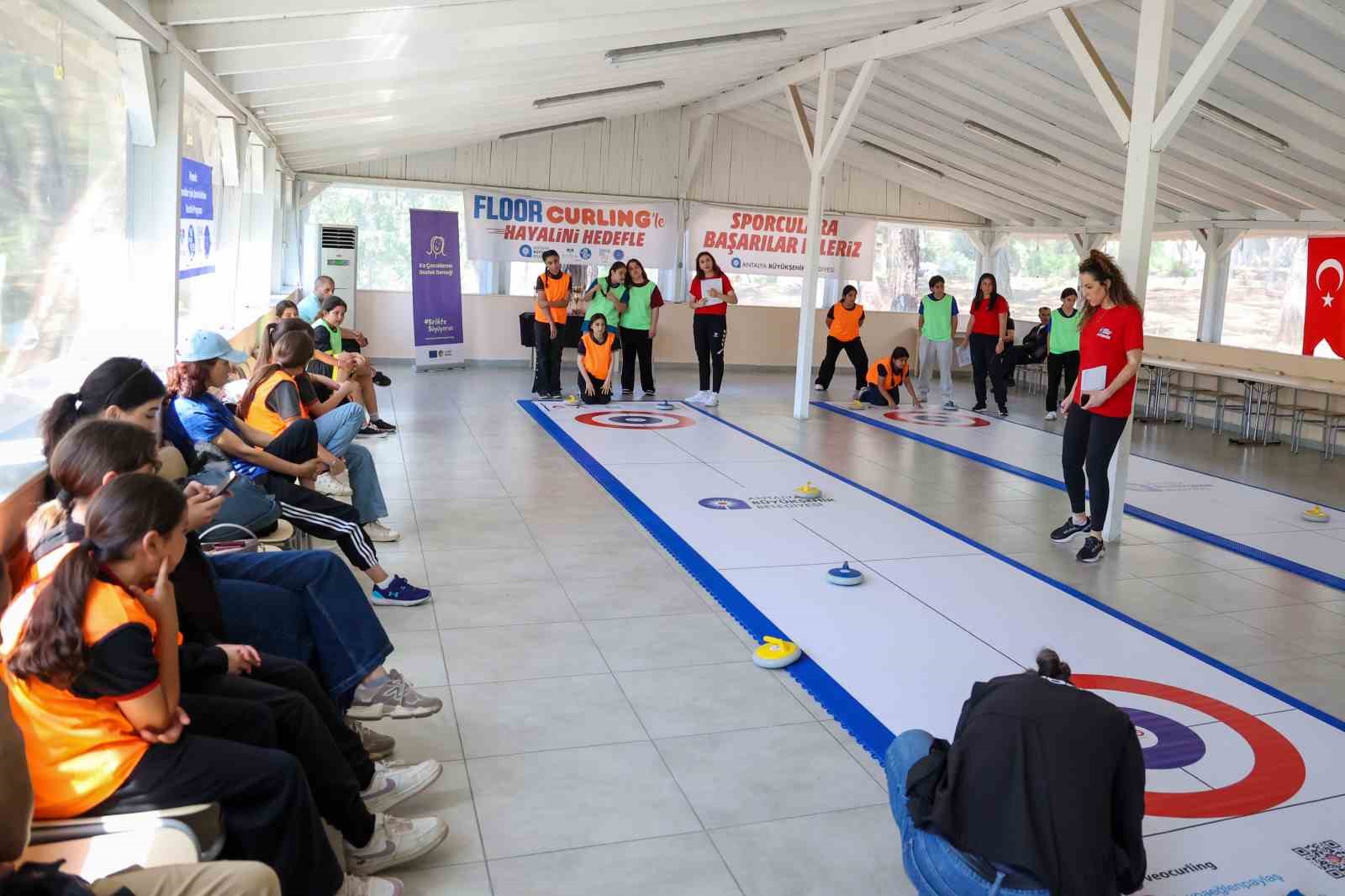 Antalya Büyükşehir Belediyesi’nden kız çocuklarına spor desteği
