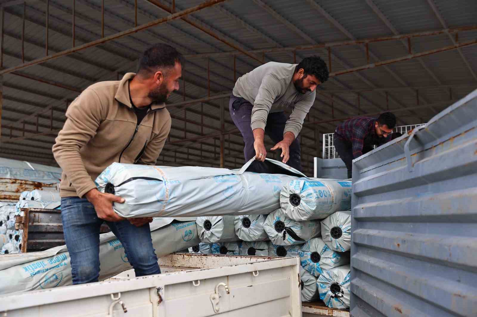 Antalya Büyükşehir’den hortum ve yağıştan zarar gören çiftçilere destek
