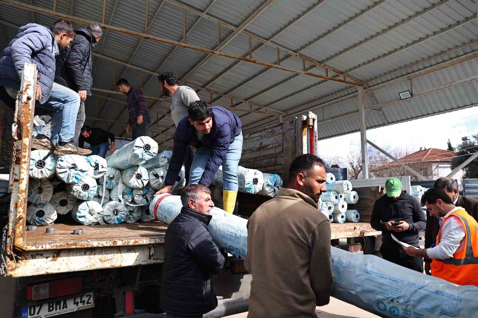 Antalya Büyükşehir’den hortum ve yağıştan zarar gören çiftçilere destek
