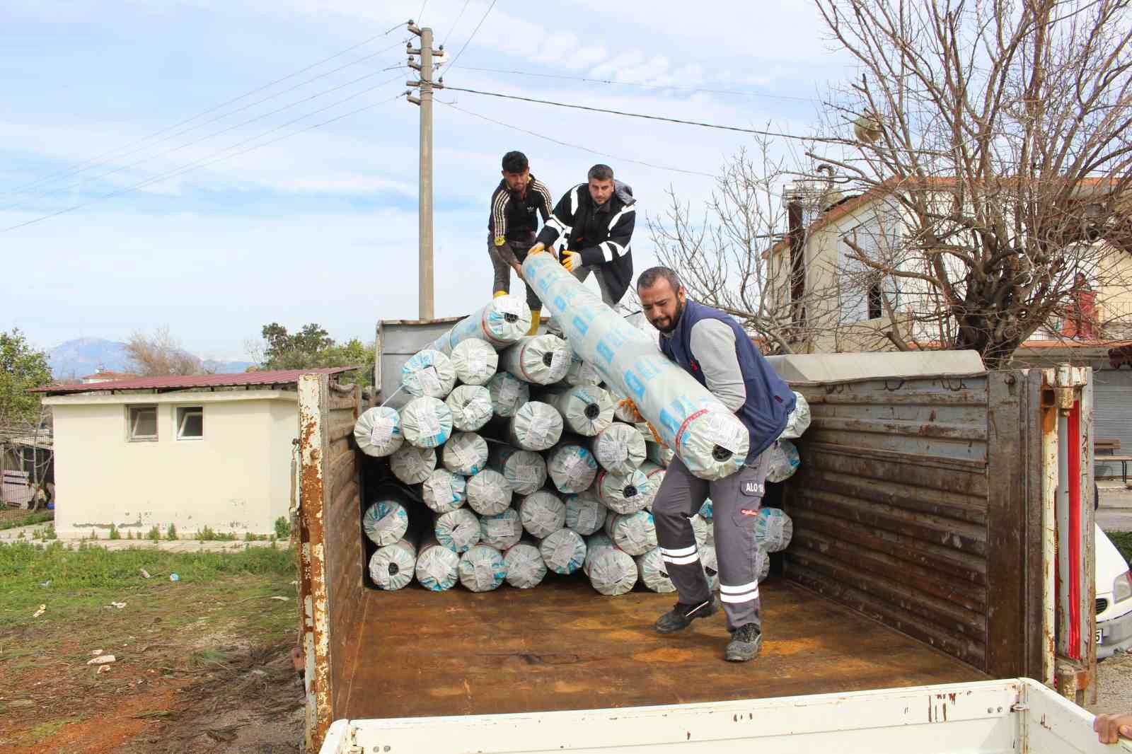 Antalya Büyükşehir’den hortum ve yağıştan zarar gören çiftçilere destek
