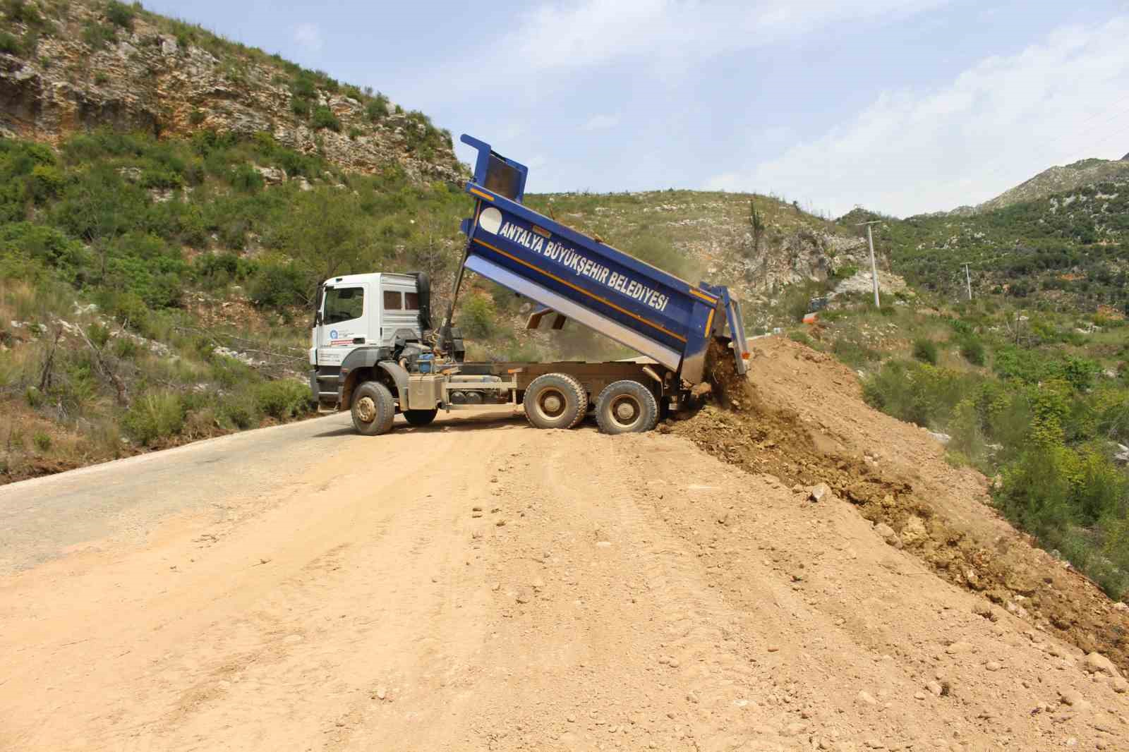 Antalya Büyükşehir’den kırsal mahalle yollarına 759 milyar 505 milyon TL’lik yatırım
Antalya Büyükşehir’den kırsal mahalle yollarına 759 milyar 505 milyon TL’lik yatırım