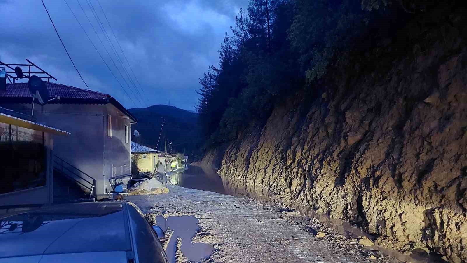 Antalya Gündoğmuş’ta dereler taştı, piknik alanları su altında kaldı
