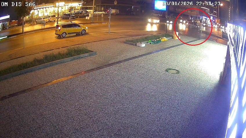 Antalya iki otomobilin çarpıştığı ve 3 kişinin yaralandığı kaza anı kamerada
