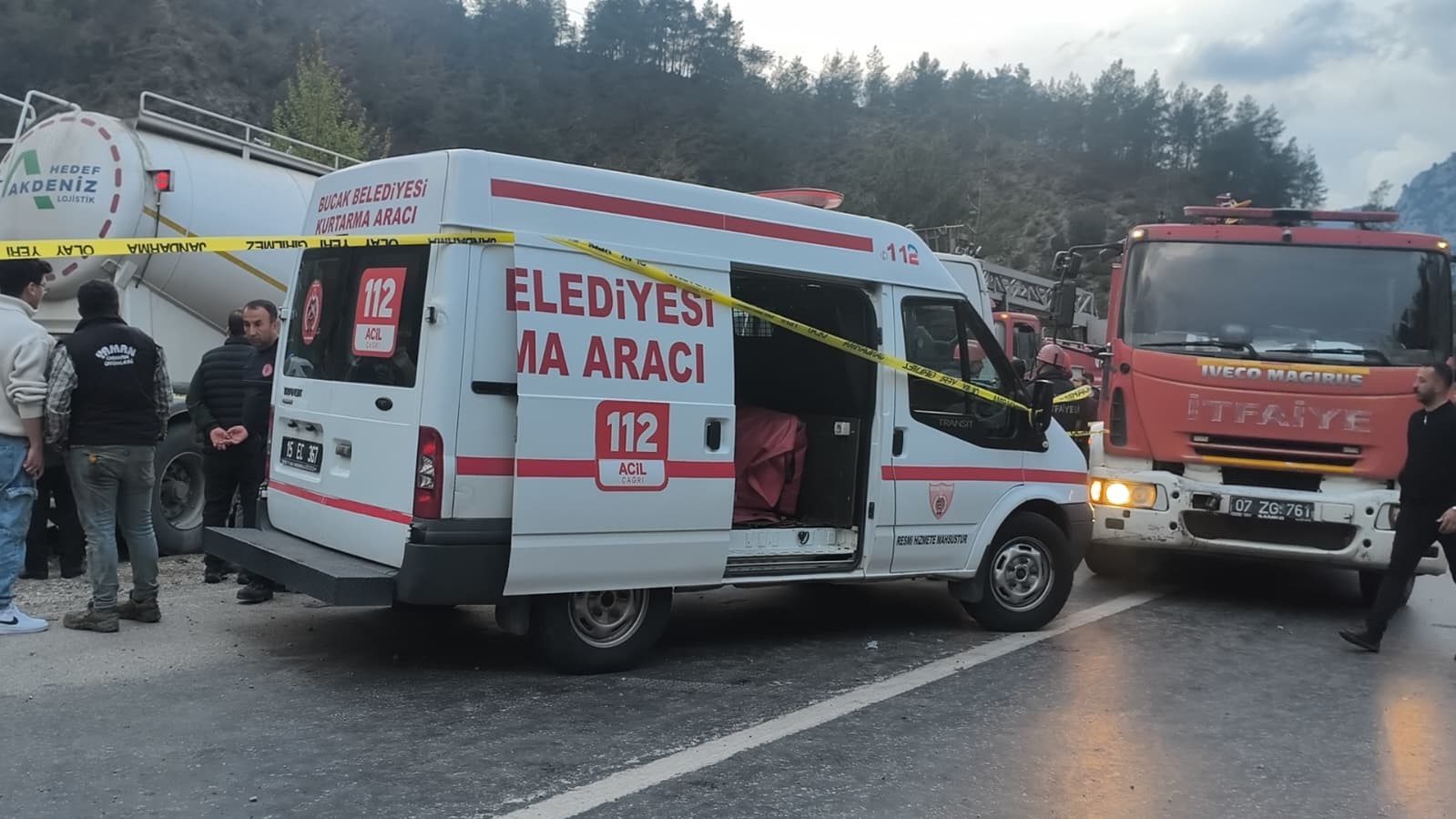 Antalya-Isparta karayolunda işçileri taşıyan minibüs ile beton mikseri çarpıştı: 7 ölü, 7 yaralı
