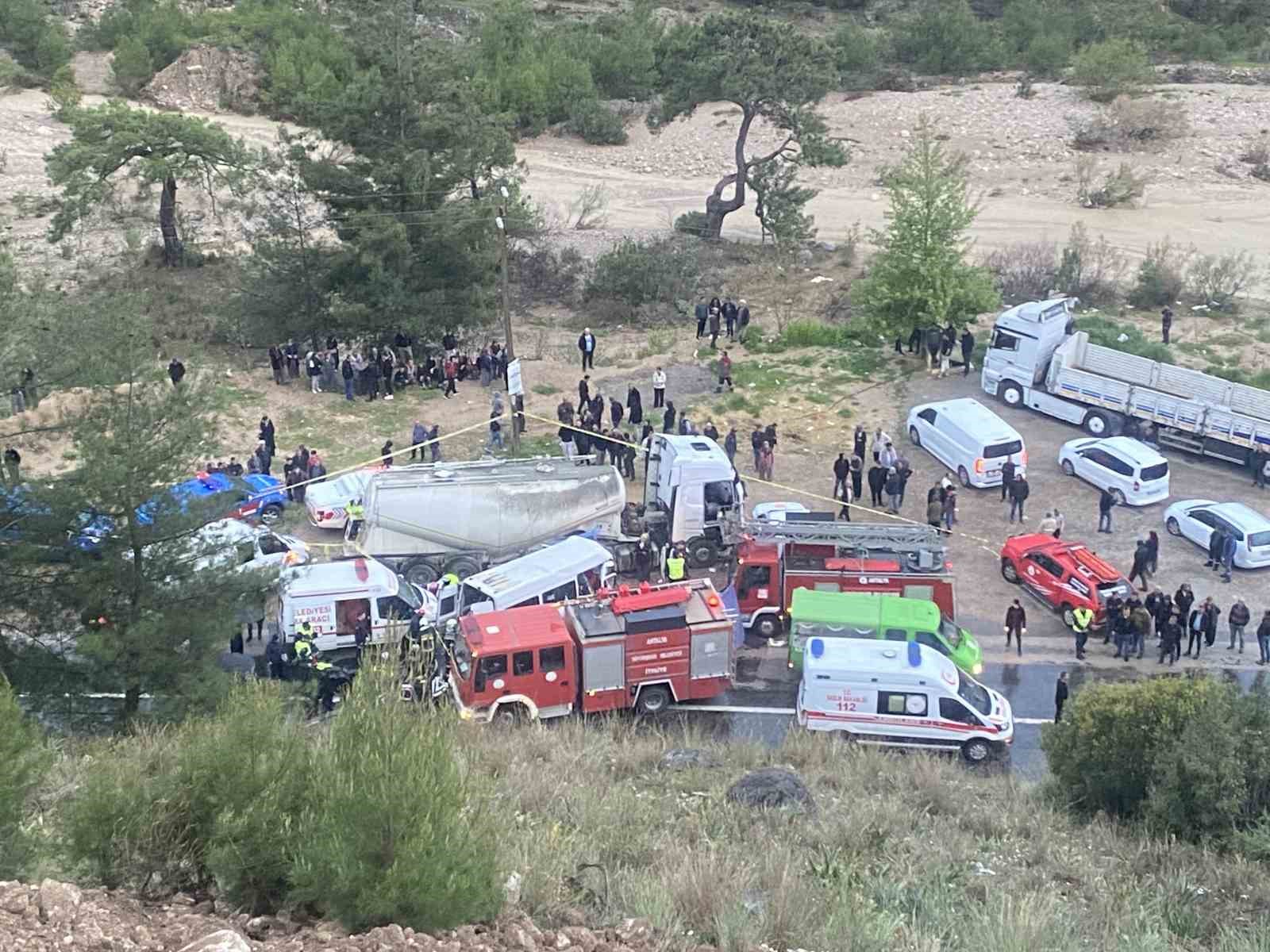 Antalya-Isparta karayolunda işçileri taşıyan minibüs ile beton mikseri çarpıştı: 7 ölü, 7 yaralı

